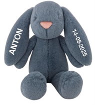 Blå bamse der er 30 cm med broderet navn i begge ører fra Tinka